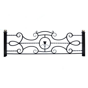 Рисунок – квадрат 14мм,<br/>
Столбы – проф.тр. 50х50х2мм,<br/>
Навершие столбов – шар d60мм,<br/>
Каркас – уголок 40х40х4мм,<br/>
Калитка – открывная на токарных петлях,<br/>
Покраска – грунт + эмаль компании Certa,<br/>
Патина – золото, медь, бронза